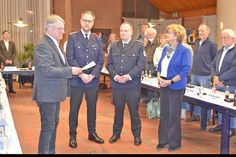 Ab 11. April gehen sie bei der Freiwilligen Feuerwehr der Stadt Lütjenburg voran: der künftige Stadtwehrführer Oliver Bartels und sein Stellvertreter Nils Müller kurz vor der Vereidigung.