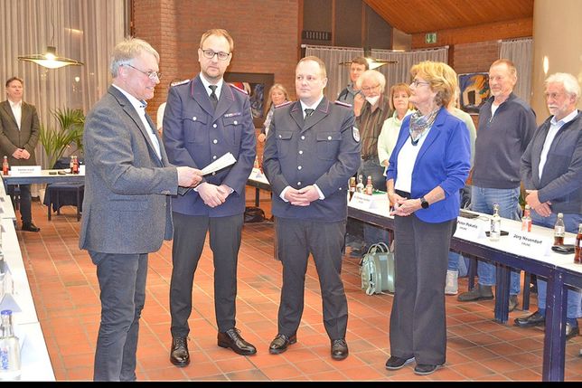 Ab 11. April gehen sie bei der Freiwilligen Feuerwehr der Stadt Lütjenburg voran: der künftige Stadtwehrführer Oliver Bartels und sein Stellvertreter Nils Müller kurz vor der Vereidigung.