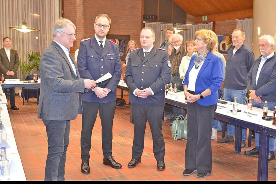Ab 11. April gehen sie bei der Freiwilligen Feuerwehr der Stadt Lütjenburg voran: der künftige Stadtwehrführer Oliver Bartels und sein Stellvertreter Nils Müller kurz vor der Vereidigung.