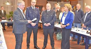 Ab 11. April gehen sie bei der Freiwilligen Feuerwehr der Stadt Lütjenburg voran: der künftige Stadtwehrführer Oliver Bartels und sein Stellvertreter Nils Müller kurz vor der Vereidigung.