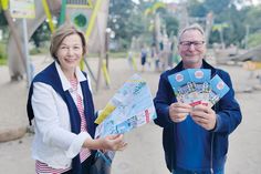 Dorothea Janssen-Terveen, Vorsitzende der SPD Timmendorfer Strand, präsentiert mit ihrem Stellvertreter Michael Thormählen den neu aufgelegten Kinderstadtplan für die Gemeinde Timmendorfer Strand.