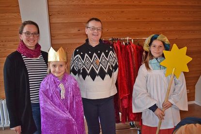 Annika (re.) und Lena haben ihre Kostüme schon einmal unter tatkräftiger Hilfe von Simone Czemper (Mitte) und Mutter Elisa anprobiert.