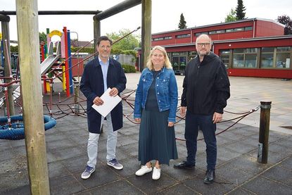 Ratekaus Bürgermeister Thomas Keller (links) und Stefan Mäder aus der Bauverwaltung stellten die verschiedenen Maßnahmen zur energetischen Sanierung der Otfried-Preußler-Schule mit Schulleiterin Melanie Rudeck vor.