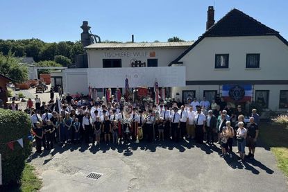 Getränkepause auf dem Hof der Tischlerei Wulf.
