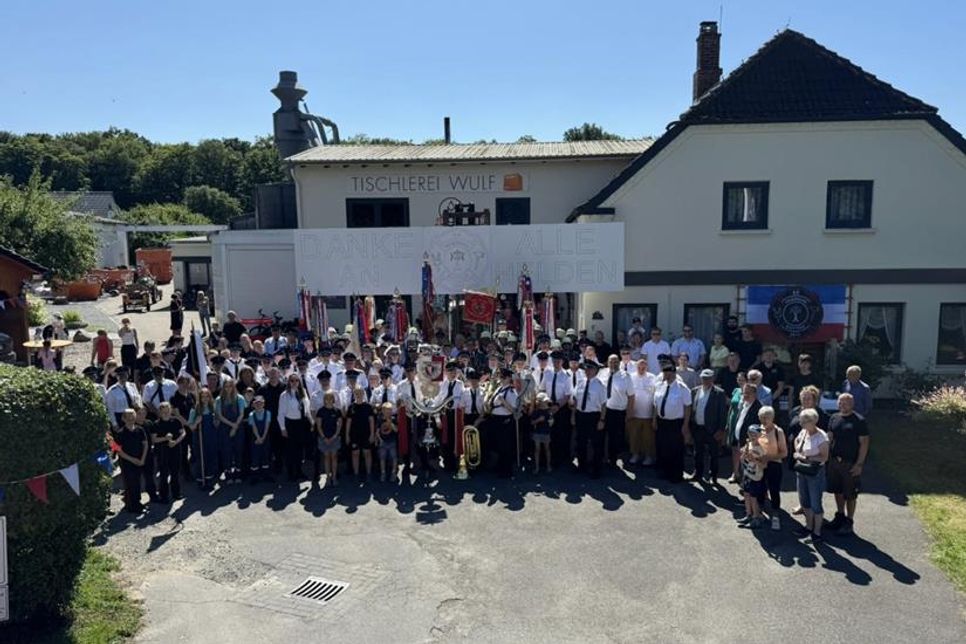Getränkepause auf dem Hof der Tischlerei Wulf.
