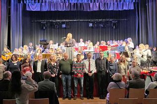 Großer Auftritt der kleinen Musikfreunde: Anlässlich des Großen Jubiläums der Kreismusikschule gestalteten sie ein tolles Programm in der Aula des Friedrich Schiller Gymnasiums in Preetz.