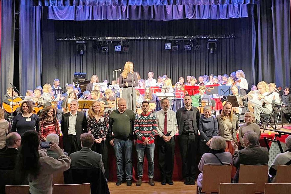 Großer Auftritt der kleinen Musikfreunde: Anlässlich des Großen Jubiläums der Kreismusikschule gestalteten sie ein tolles Programm in der Aula des Friedrich Schiller Gymnasiums in Preetz.