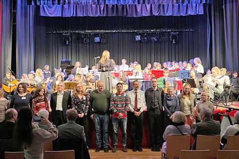 Großer Auftritt der kleinen Musikfreunde: Anlässlich des Großen Jubiläums der Kreismusikschule gestalteten sie ein tolles Programm in der Aula des Friedrich Schiller Gymnasiums in Preetz.