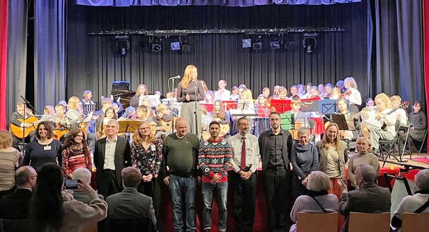 Großer Auftritt der kleinen Musikfreunde: Anlässlich des Großen Jubiläums der Kreismusikschule gestalteten sie ein tolles Programm in der Aula des Friedrich Schiller Gymnasiums in Preetz.