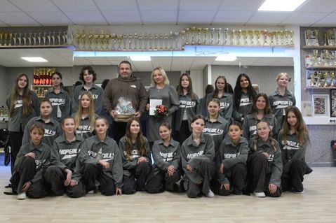 Die Gruppe „Junior 1“ der Central Dance Academy präsentiert stolz ihre neuen Tanzoutfits, die von Marcus Harnack Straßen- und Tiefbau gesponsert wurden.