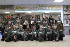 Die Gruppe „Junior 1“ der Central Dance Academy präsentiert stolz ihre neuen Tanzoutfits, die von Marcus Harnack Straßen- und Tiefbau gesponsert wurden.