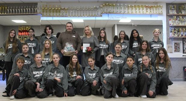 Die Gruppe „Junior 1“ der Central Dance Academy präsentiert stolz ihre neuen Tanzoutfits, die von Marcus Harnack Straßen- und Tiefbau gesponsert wurden.