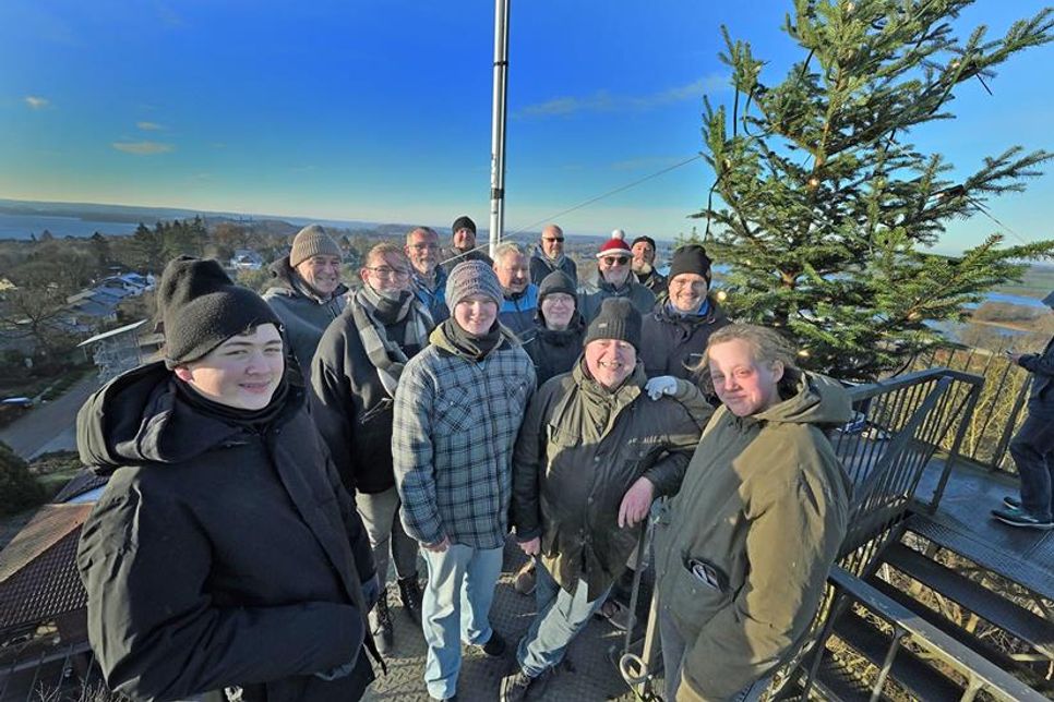 Das Team Parnaßtanne: (hinten v. l.) Thomas Podschadli, Christian Kempgens, Ingo Ostertun, Wulf Schwerdtfeger, (mitte v. l.) Thorsten Roth, Kairi Eckhorn, Horst Stüwe, Hauke Dettmers, Ingo Hassel, (vorne v. l.) Noah Stüwe, Romy Küchenmeister, Thorsten Pfau und Annabelle Eckhorn.