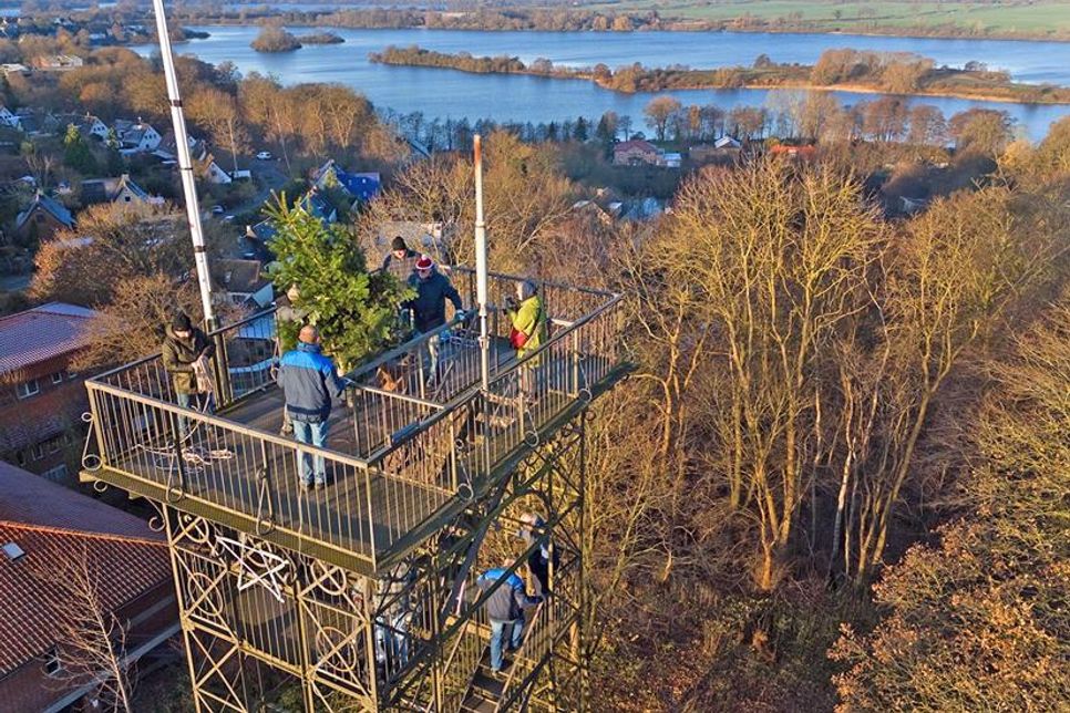 Nach dem Anbringen der Lichterkette wird der Baum am Geländer windfest vertäut.
