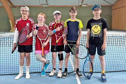 (v.l.) Tjelle Ratje, Isabella Bünning, Niklas Kassner, Mikko und Joris Carsensen zeigen das Tennis Spaß macht.