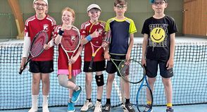 (v.l.) Tjelle Ratje, Isabella Bünning, Niklas Kassner, Mikko und Joris Carsensen zeigen das Tennis Spaß macht.