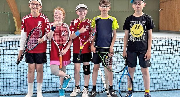 (v.l.) Tjelle Ratje, Isabella Bünning, Niklas Kassner, Mikko und Joris Carsensen zeigen das Tennis Spaß macht.