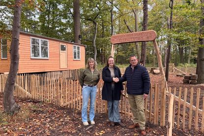 Bürgermeister Sebastian Rieke gratuliert Josi Bente im Beisein von Gemeinde-Mitarbeiterin Frau Helling zur Eröffnung des Naturkindergartens Klostersee.