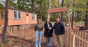 Bürgermeister Sebastian Rieke gratuliert Josi Bente im Beisein von Gemeinde-Mitarbeiterin Frau Helling zur Eröffnung des Naturkindergartens Klostersee.