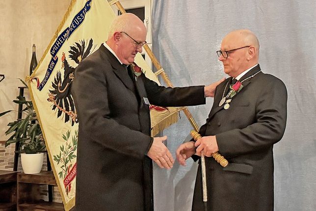 Karsten Prokoph überreicht mit Gratulation die Ältermann- Insignien an den neuen 1. Ältermann Carsten Gonsior.