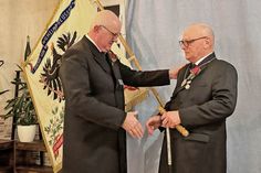 Karsten Prokoph überreicht mit Gratulation die Ältermann- Insignien an den neuen 1. Ältermann Carsten Gonsior.