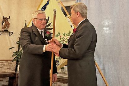 Karsten Marzian überreicht den Ältermann-Stock an den neuen 3. Ältermann Lutz Bungeroth.