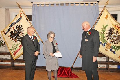 Oldenburgs Bürgervorsteherin Susanne Knees hielt eine feinfühlige Rede voll des Lobes für das außerordentliche Engagement von Ältermann Karsten Prokoph und bedankte sich mit einem silbernen Löffel der Stadt gemeinsam mit Oldenburgs Bürgermeister Jörg Saba