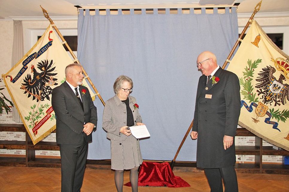 Oldenburgs Bürgervorsteherin Susanne Knees hielt eine feinfühlige Rede voll des Lobes für das außerordentliche Engagement von Ältermann Karsten Prokoph und bedankte sich mit einem silbernen Löffel der Stadt gemeinsam mit Oldenburgs Bürgermeister Jörg Saba