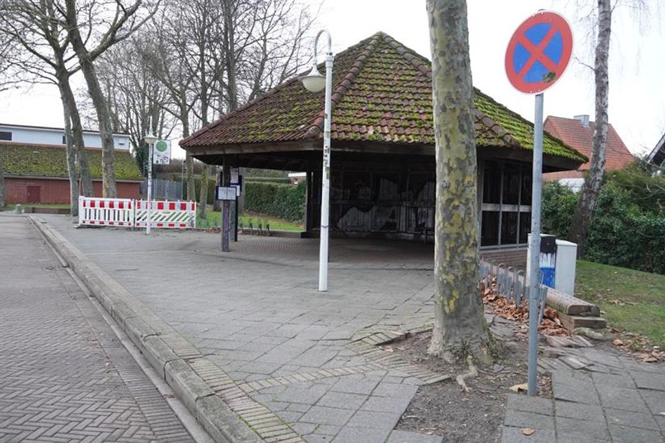 Die Maßnahmen an der Bushaltestelle sollen unter anderem den Anforderungen eines barrierenfreien Ausbaus und den neuen Abmessungen vin Gelenkbussen Rechnung tragen.