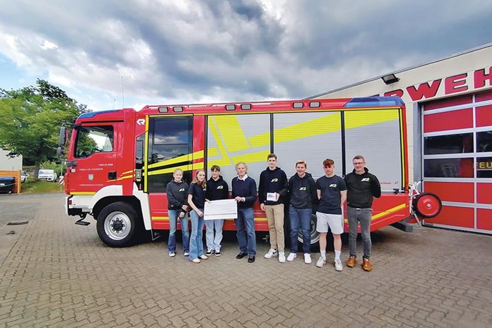 Der Lübecker Künstler Wilfried Ohnesorge überreichte den Erlös aus dem Verkauf seiner Bilder an die Jugendfeuerwehr Timmendorfer Strand.