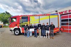 Der Lübecker Künstler Wilfried Ohnesorge überreichte den Erlös aus dem Verkauf seiner Bilder an die Jugendfeuerwehr Timmendorfer Strand.