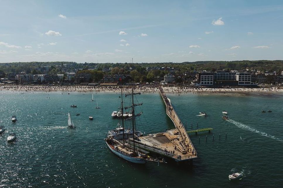 Die neue Seebrücke am Eröffnungstag. Foto: www.luebecker-bucht-ostsee.de/Christian Schaffrath