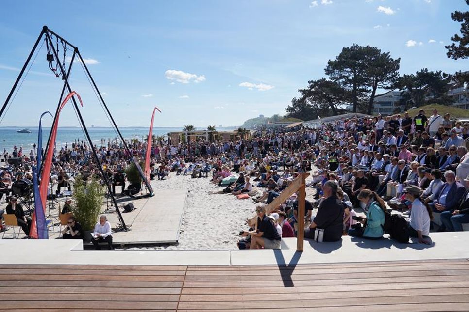 Viele verfolgten die Eröffnung vom Strand aus.