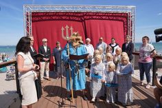 Extra aus der Ostsee angereist: Neptun und seine Meerjungfrauen zählten den Countdown zur Eröffnung herunter.
