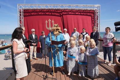 Extra aus der Ostsee angereist: Neptun und seine Meerjungfrauen zählten den Countdown zur Eröffnung herunter.