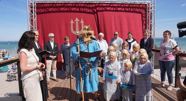 Extra aus der Ostsee angereist: Neptun und seine Meerjungfrauen zählten den Countdown zur Eröffnung herunter.