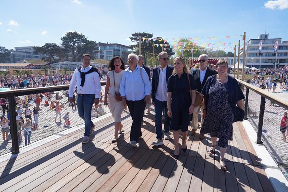 Unter den ersten auf der Seebrücke zählten auch die Rednerinnen der Eröffnungsfeier: Bürgermeisterin Bettina Schäfer (2. v. lks.), Kreispräsidentin Petra Kirner (3. v. lks.), Staatssekretärin Julia Carstens (3. v. re.) und Bürgervorsteherin Anja Bendfeldt (re.).