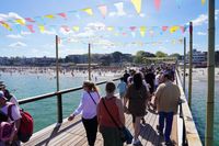 Die neue Seebrücke am Eröffnungstag. Foto: www.luebecker-bucht-ostsee.de/Christian Schaffrath