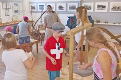 Am 29. Juni kann sich im Dorf- und Schulmuseum jeder an Mahlsteinen, einer Grützmühle oder einer Klotzmühle, scherzhaft auch „Männer-Muskel-Mühle“ genannt, versuchen. Das Mehl für die Torten im Museums-Café stammt allerdings aus dem Supermarktregal.