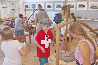 Am 29. Juni kann sich im Dorf- und Schulmuseum jeder an Mahlsteinen, einer Grützmühle oder einer Klotzmühle, scherzhaft auch „Männer-Muskel-Mühle“ genannt, versuchen. Das Mehl für die Torten im Museums-Café stammt allerdings aus dem Supermarktregal.