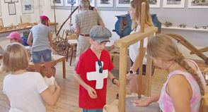 Am 29. Juni kann sich im Dorf- und Schulmuseum jeder an Mahlsteinen, einer Grützmühle oder einer Klotzmühle, scherzhaft auch „Männer-Muskel-Mühle“ genannt, versuchen. Das Mehl für die Torten im Museums-Café stammt allerdings aus dem Supermarktregal.