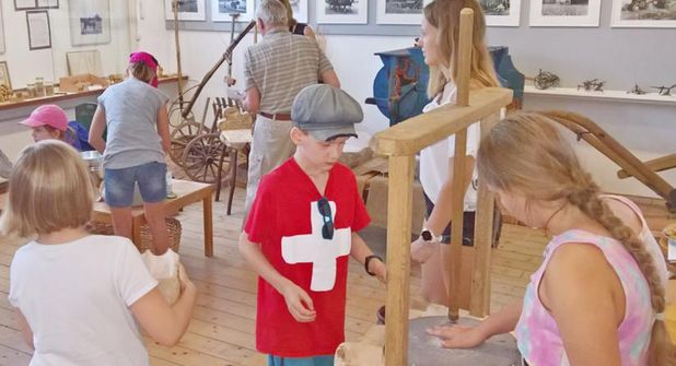 Am 29. Juni kann sich im Dorf- und Schulmuseum jeder an Mahlsteinen, einer Grützmühle oder einer Klotzmühle, scherzhaft auch „Männer-Muskel-Mühle“ genannt, versuchen. Das Mehl für die Torten im Museums-Café stammt allerdings aus dem Supermarktregal.