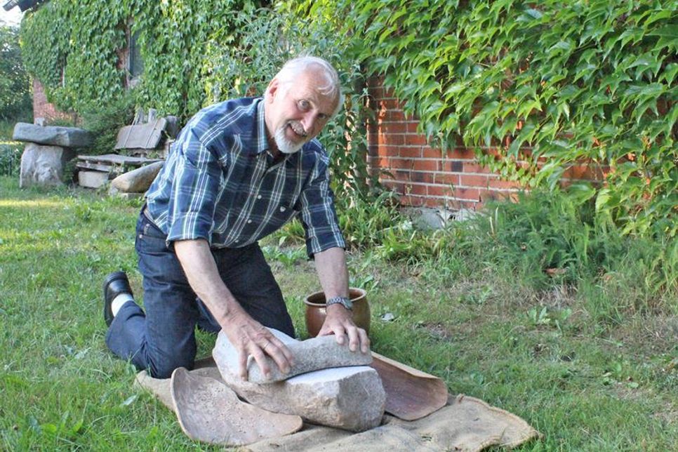 Mit Schrot und Korn kennt sich Rolf Seidel aus. Am 29. Juni wird er im Dorf- und Schulmuseum veranschaulichen, wie man schon vor tausenden von Jahren das goldene Korn zum weißen Mehl machte. Die Pfadfinder des VCP-Stammes „Swentana“, die auf ihrem Gelände einen eigenen Lehmofen betreiben, werden vor dem Museum in einem mobilen Ofen Handbrote backen.