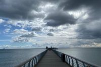 Andrea Kühls Leserfoto zeigt die Grömitzer Seebrücke inmitten eines dramatischen Himmels kurz vor einem heftigen Hagelschauer.