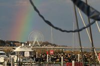 Ein magischer Moment: Jacob Revenstorf hat mit seinem Leserfoto die zauberhafte Atmosphäre mit Riesenrad und Regenbogen im Ostseebad Grömitz festgehalten.
