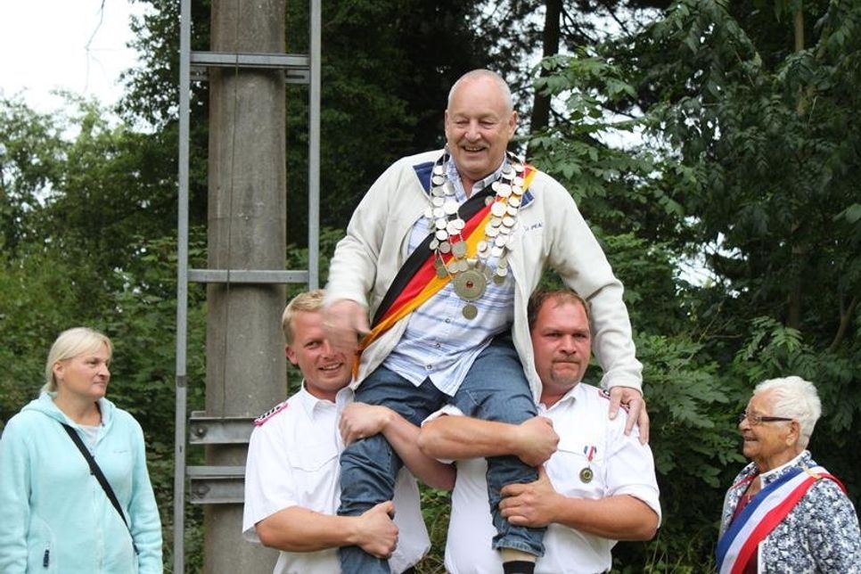 Michael Motzkus wurde von seinem Vorgänger Timo Stark und Johann Dammer ins Festzelt getragen.