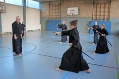 Karl-Heinz Lübcke (lks.) schaut sich das Handeln seiner Schützlinge genau an.