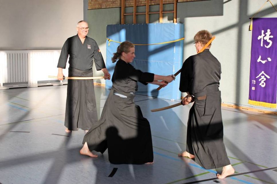 Vor den Augen des Sensei trainieren diese beiden Sportler das blitzschnelle Ziehen des Schwertes.