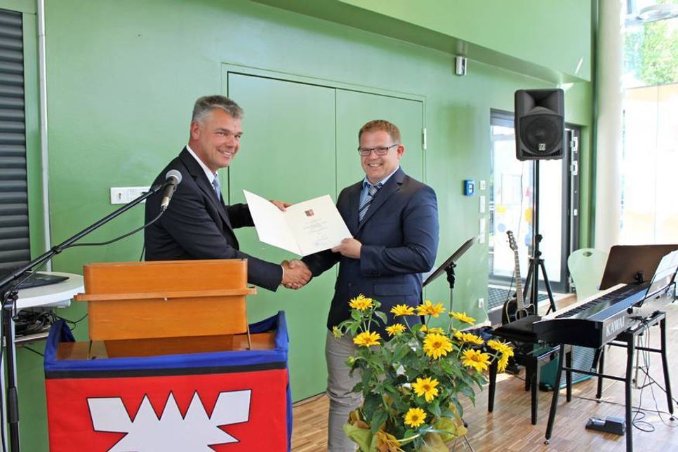 Schulrat Thomas Panten (lks.) ernannte Werner Hendricks zum neuen Schulleiter.