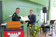 Schulrat Thomas Panten (lks.) ernannte Werner Hendricks zum neuen Schulleiter.